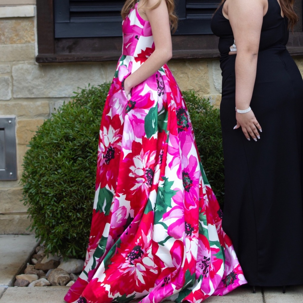 Size 0 prom dress! Sherrie Hill lookalike!